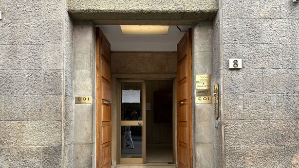 A stone building entrance with wooden doors labeled "COI 2nd Floor". - Luxury Apartment Palazzo Vecchio with view (Firenze)