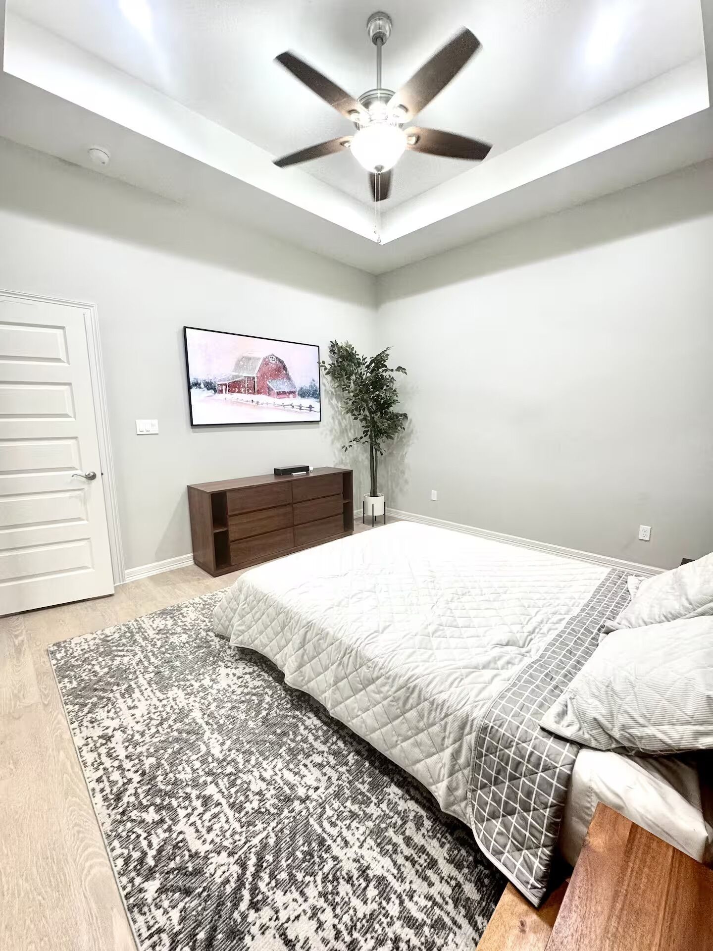 3 slaapkamers, een strijkplank/strijkijzer, wifi, beddengoed