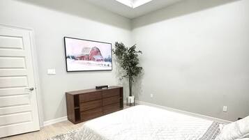 3 slaapkamers, een strijkplank/strijkijzer, wifi, beddengoed