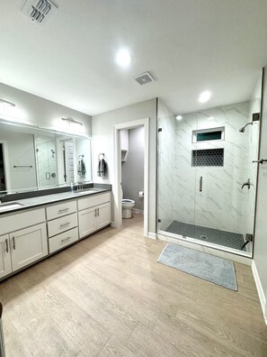 Een douche, een haardroger, handdoeken, zeep