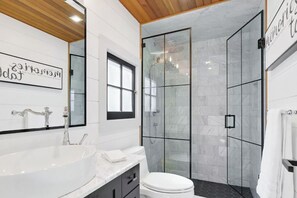 Toallas, jabón, papel de baño 