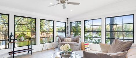 Télévision, cheminée