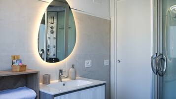 Dusche, Haartrockner, Bidet, Handtücher
