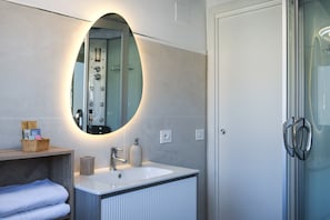 Shower, hair dryer, bidet, towels - Panoramic Deluxe (Salerno)