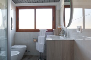 Dutxa, assecador de cabells, bidet i tovalloles 