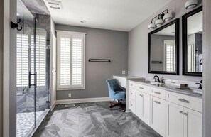 Shower, hair dryer, bidet, towels - Incredible gated estate in the heart of downtown Aiken- MASTERS WEEK DREAM HOME (Aiken)