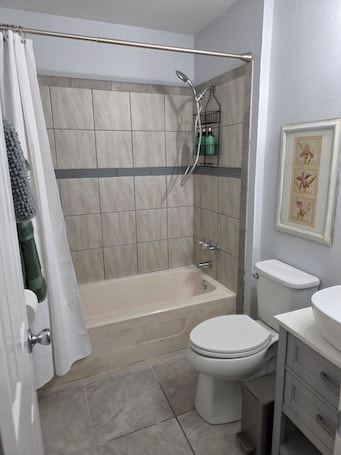 Towels, soap, toilet paper. Clean, Spacious, 3BR 1.5BA, Near Shipyards, Chevron, Beach, Casinos, Fenced yard