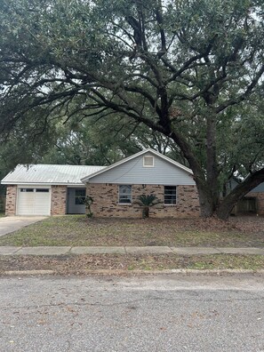 Exterior - Clean, Spacious, 3BR 1.5BA, Near Shipyards, Chevron, Beach, Casinos, Fenced yard (Pascagoula)