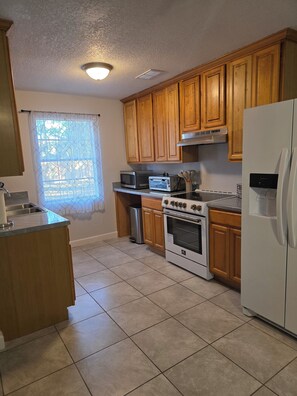 Private kitchen - Clean, Spacious, 3BR 1.5BA, Near Shipyards, Chevron, Beach, Casinos, Fenced yard (Pascagoula)