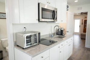 Fridge, microwave, oven, coffee/tea maker - Cornerstone House (St. Augustine)