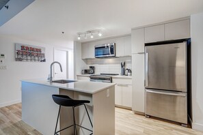 Fridge, microwave, oven, stovetop - Furnished 2 Bedroom Apartment in Montreal | Humaniti Building (Montreal)