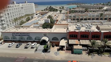 Um hospital com vista desobstruída para a praia e o oceano.