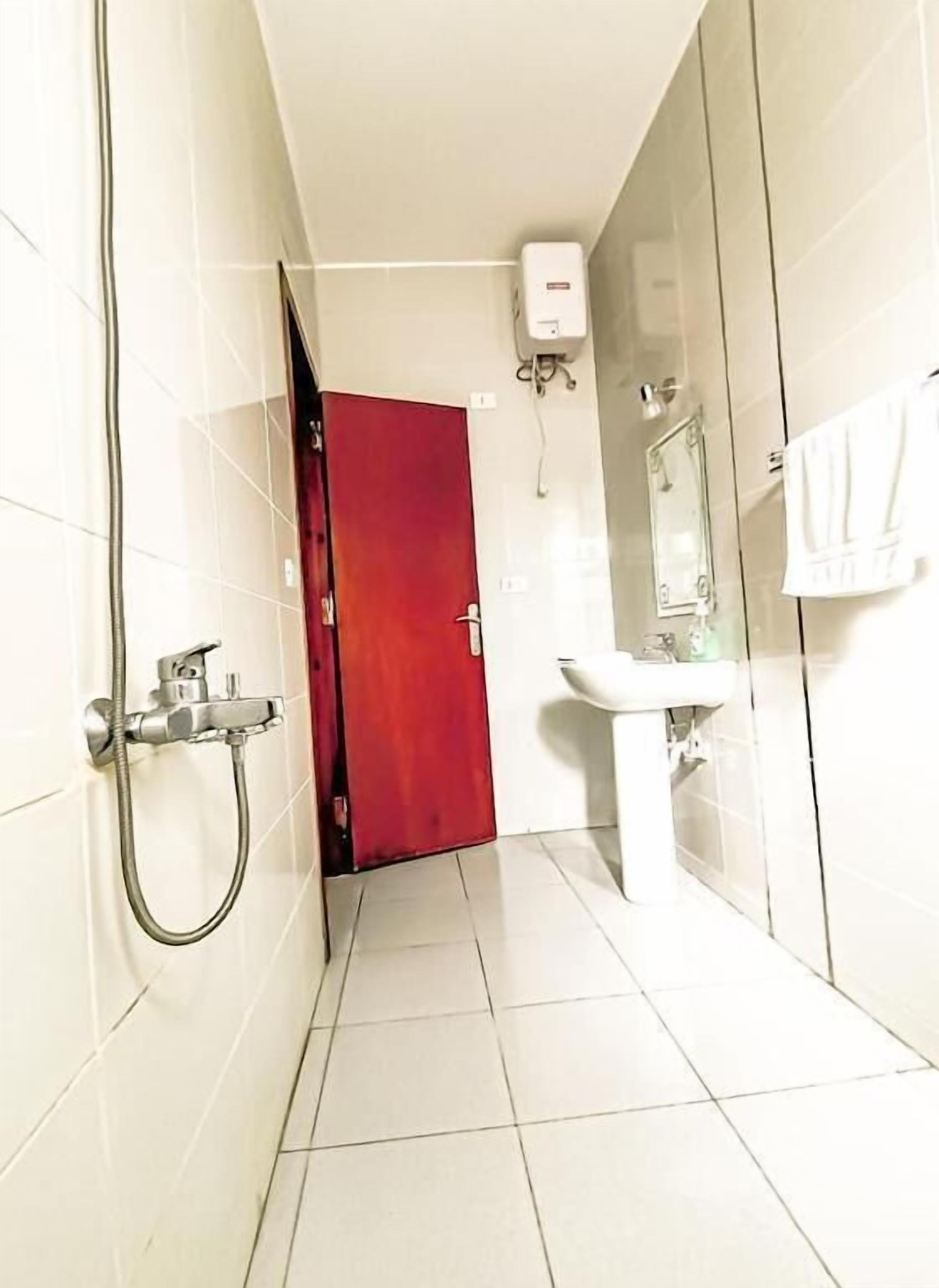 Bathtub, free toiletries, towels, soap