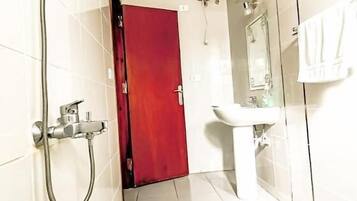 Bathtub, free toiletries, bidet, towels