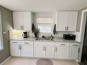 Microwave, oven, stovetop - 3 Bedroom Home near Hospital, Golf, and Gentle Living. (Sherwood)