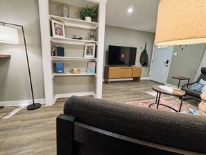 TV - 3 Bedroom Home near Hospital, Golf, and Gentle Living. (Sherwood)