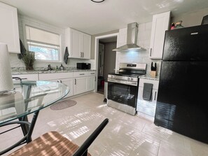 Microwave, oven, stovetop - 3 Bedroom Home near Hospital, Golf, and Gentle Living. (Sherwood)