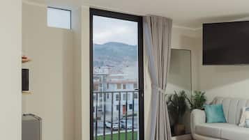 Habitación familiar, balcón, vistas a la ciudad | Escritorio, espacio para trabajar con un portátil, wifi gratis