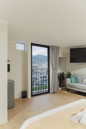 Familjerum - balkong - utsikt mot staden | Skrivbord, arbetsyta för laptop och gratis wi-fi