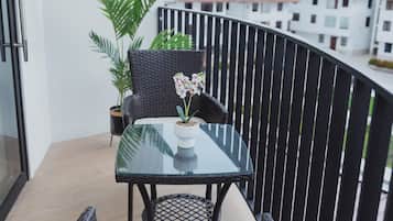 Habitación familiar, balcón, vistas a la ciudad | Escritorio, espacio para trabajar con un portátil, wifi gratis