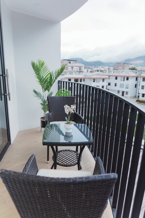 Familjerum - balkong - utsikt mot staden | Skrivbord, arbetsyta för laptop och gratis wi-fi