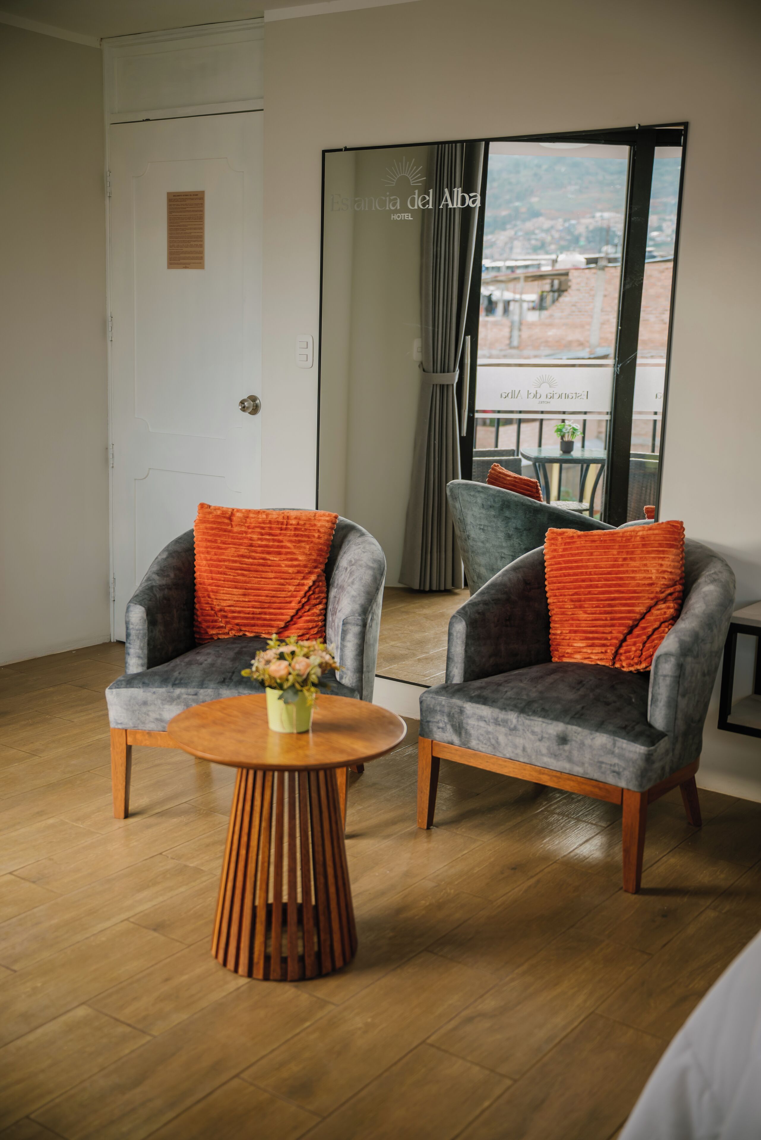 Suite Deluxe, balcón, vista a la ciudad | Escritorio, espacio para trabajar con laptop y wifi gratis 