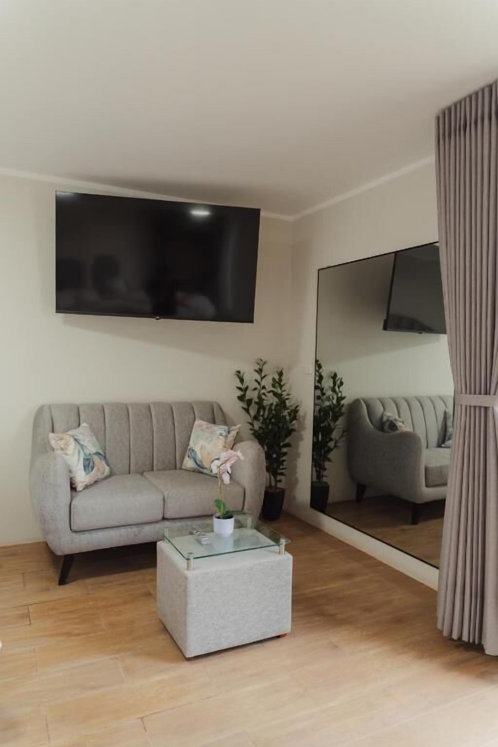 Family Room, Balcony, City View | Living area