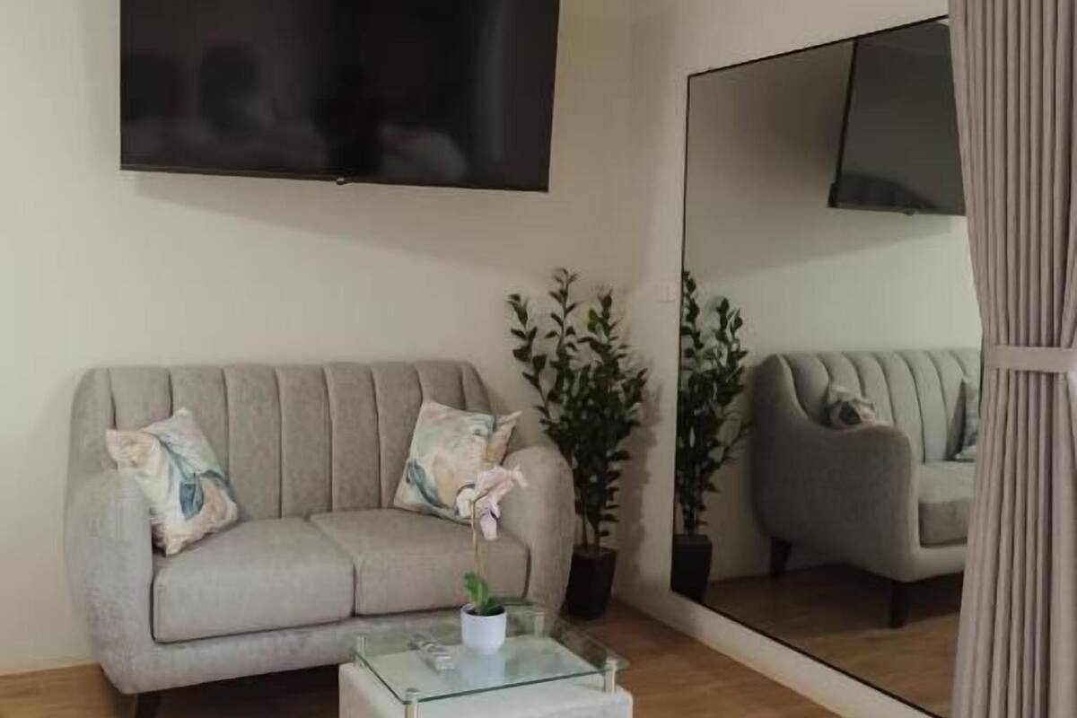 Family Room, Balcony, City View | Living area