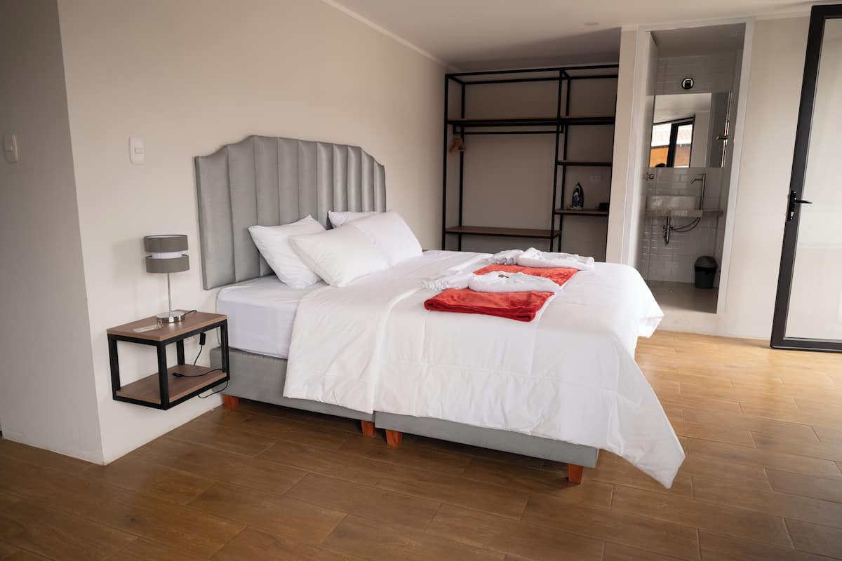 Familjerum - balkong - utsikt mot staden | Skrivbord, arbetsyta för laptop och gratis wi-fi