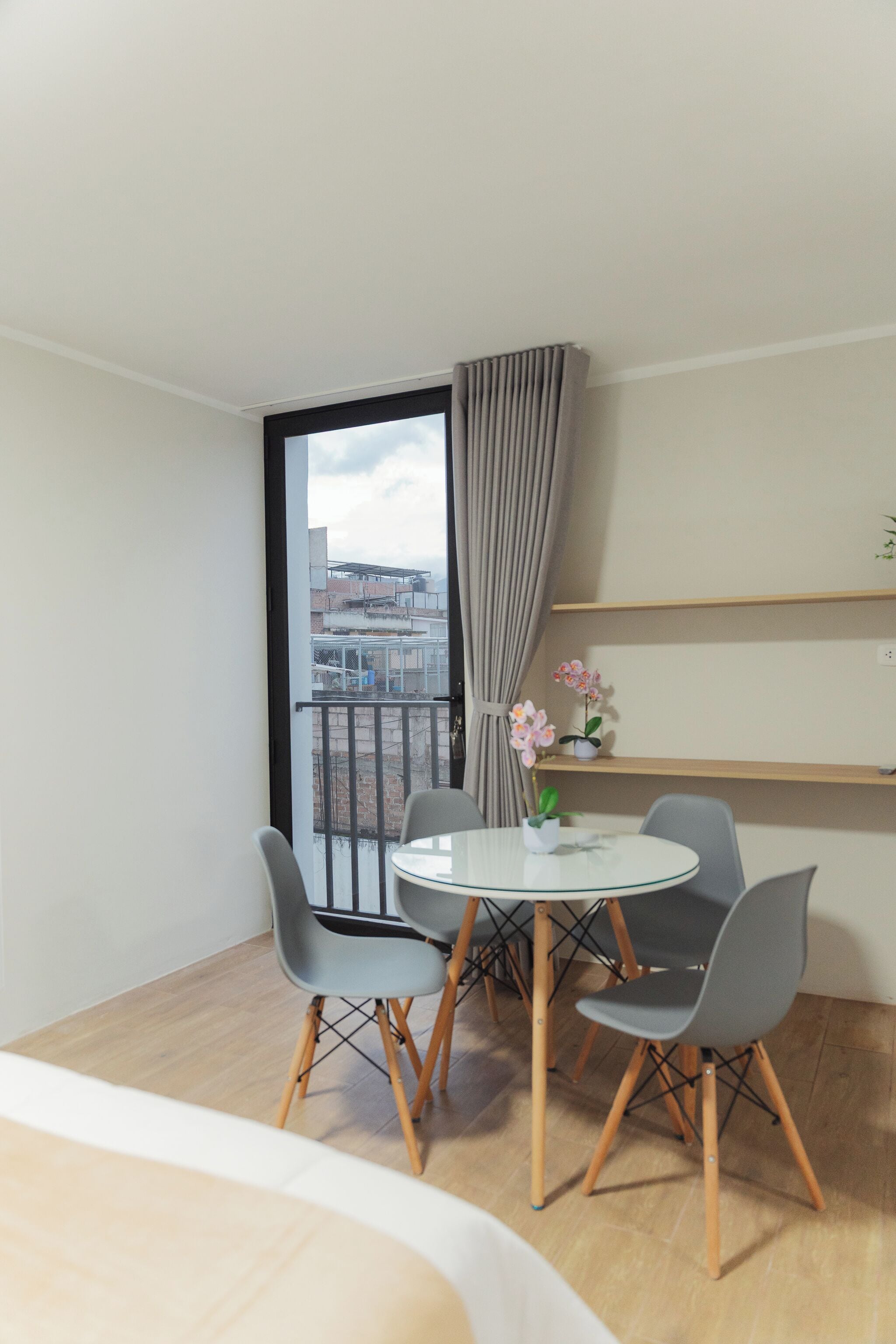 Habitación familiar, balcón, vista a la ciudad | Escritorio, espacio para trabajar con laptop y wifi gratis 