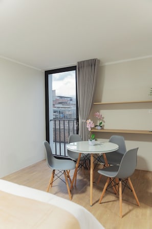 Bureau, espace de travail pour ordinateur portable, Wi-Fi gratuit