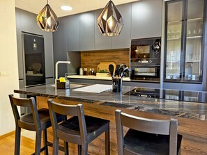 Jääkaappi, mikroaaltouuni, uuni, astianpesukone