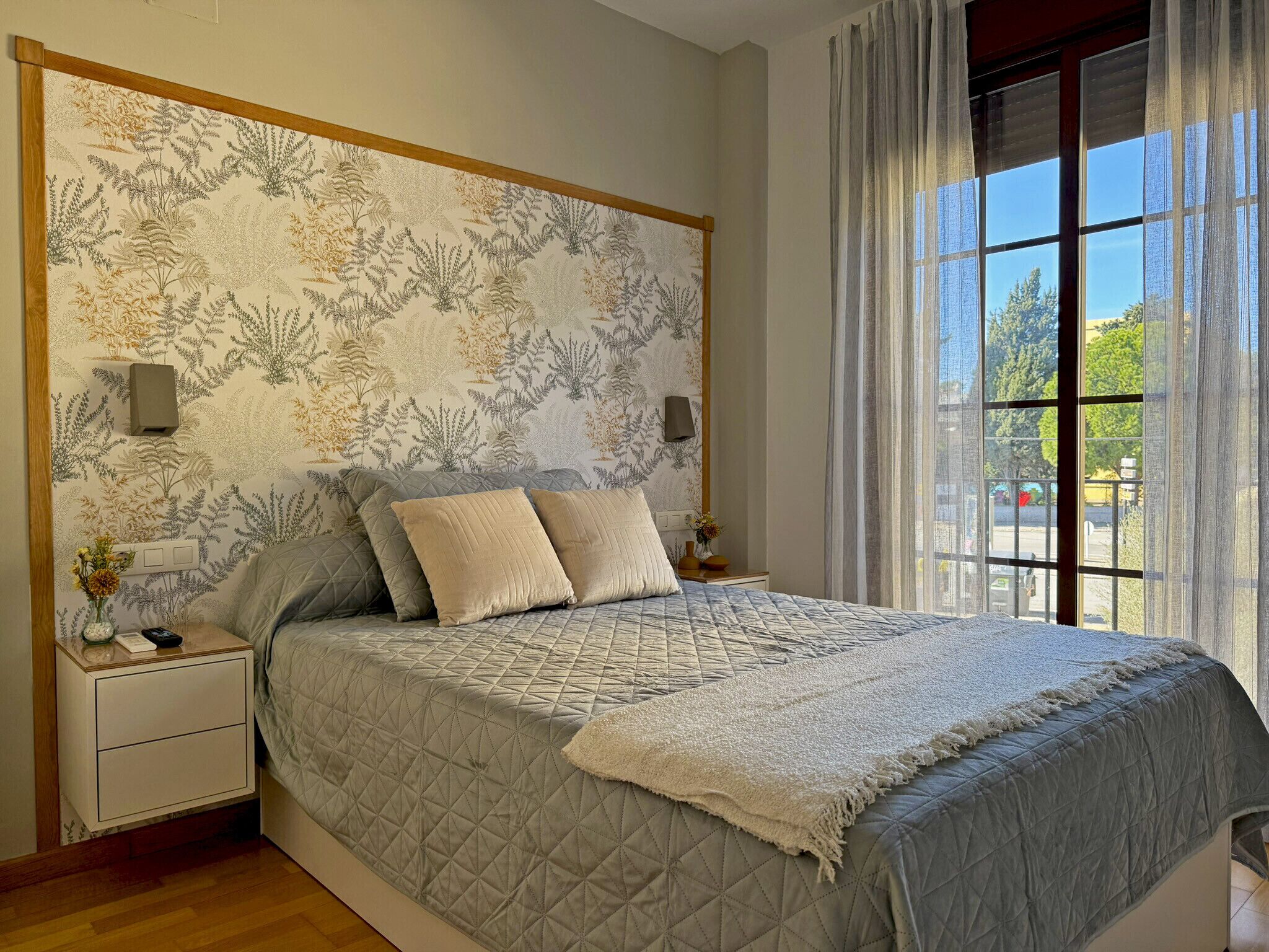 Tabla de planchar con plancha, wifi gratis, ropa de cama