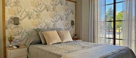 Tabla de planchar con plancha, wifi gratis, ropa de cama