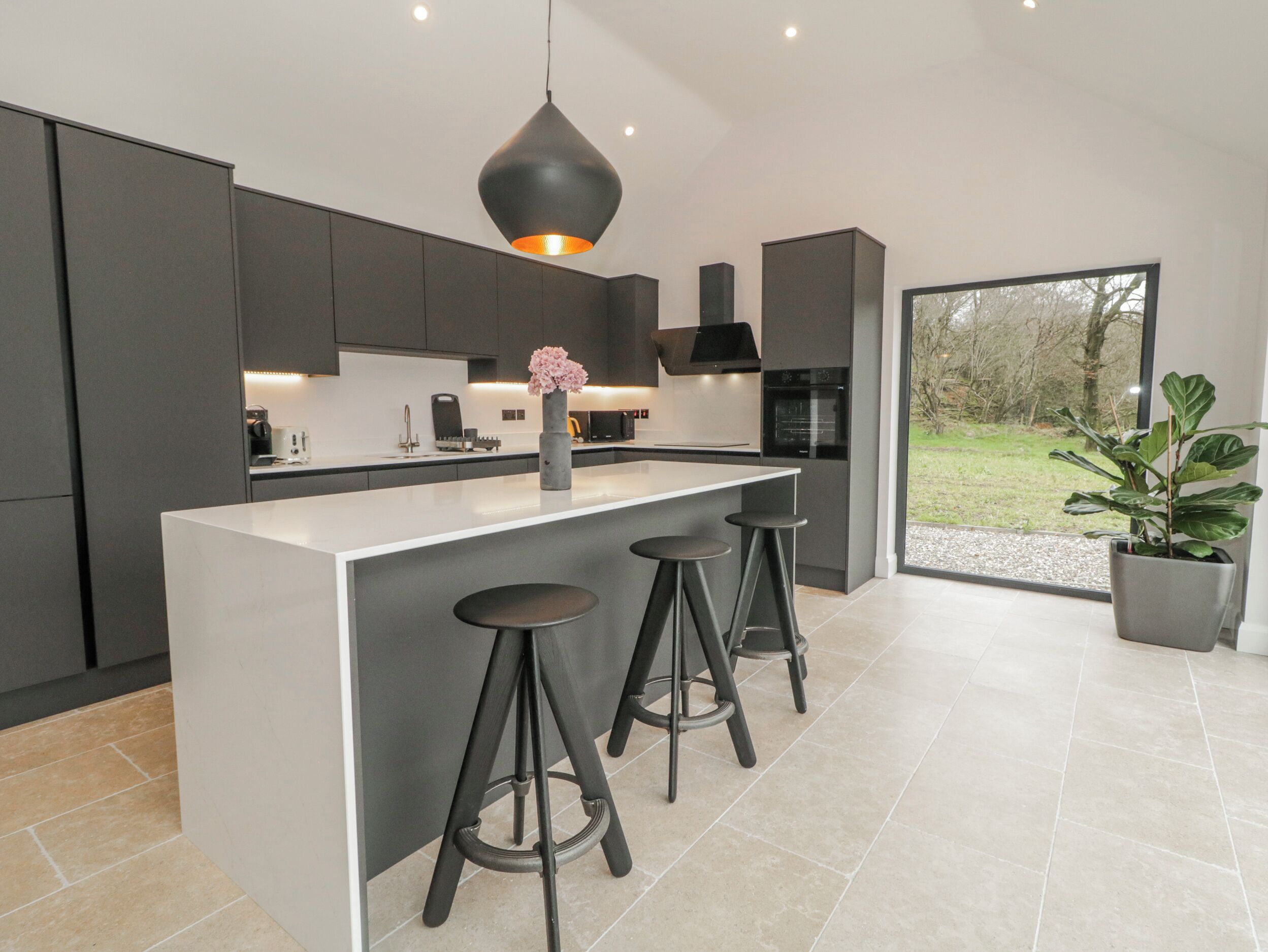 Cottage | Privékeuken | Een vaatwasser, kookgerei, borden en bestek