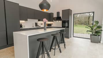 كوخ | مطبخ خاص | غسالة أطباق، مستلزمات طهي/أطباق/أوعية