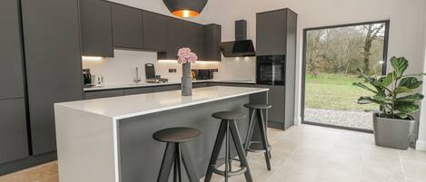 Cottage | Privékeuken | Een vaatwasser, kookgerei, borden en bestek