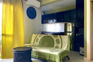 TV - Cà Giovanni: central, spacious, with A/C, WI-Fi and balcony (Santa Maria)