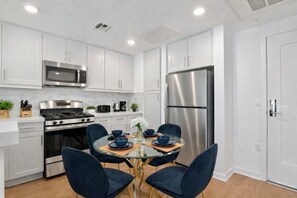 Private kitchen - Cozy apt with pool/gym/hot tub/rooftop, free parking in gorgeous Glendale (Glendale)
