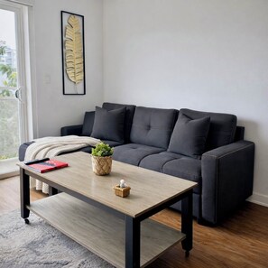 Living area - Cozy apt with pool/gym/hot tub/rooftop, free parking in gorgeous Glendale (Glendale)