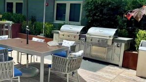 Unclassified image, 4 of 6, button - Cozy apt with pool/gym/hot tub/rooftop, free parking in gorgeous Glendale (Glendale)