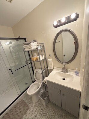 Dusche, Haartrockner, Handtücher, Seife