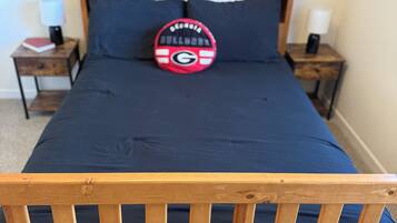 2 slaapkamers, een strijkplank/strijkijzer, internet, beddengoed