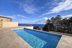 Outdoor pool - Stone villa with swimming pool and panoramic sea view (Sari-Solenzara)