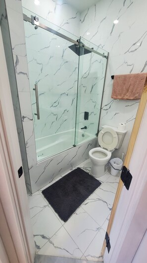 Hiustenkuivaaja, pyyhkeet, saippua, vessapaperi