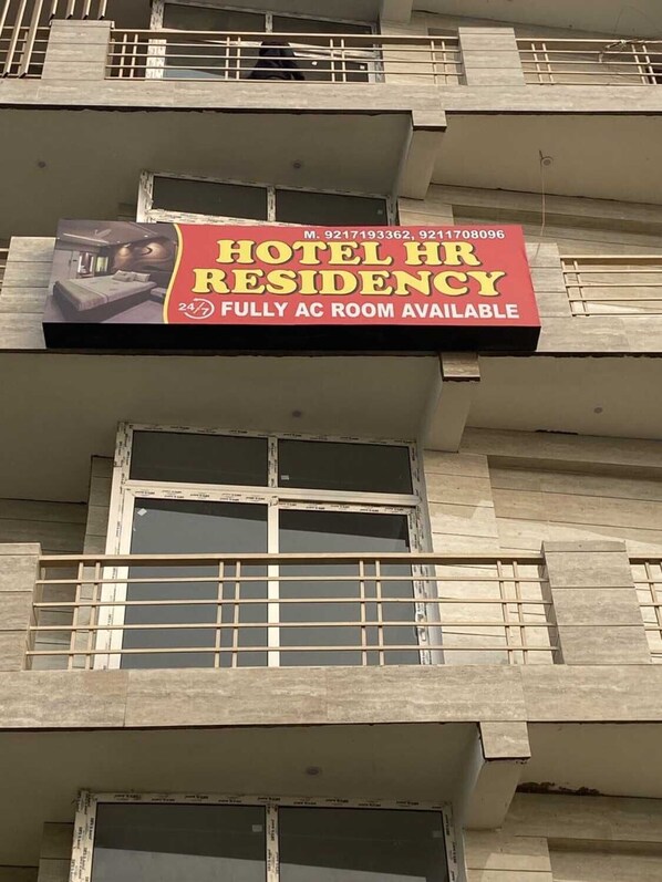 A hotel sign advertising fully AC rooms available. - Hotel HR Residency (New Delhi)