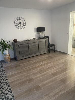 Interior - 3-bedroom villa with air-conditioned pool "ideal for 2 families". (villeneuve)