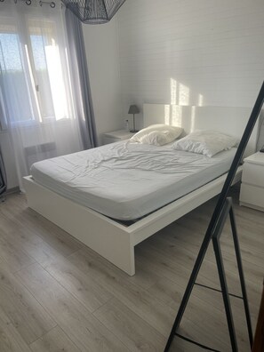3 bedrooms, iron/ironing board, Internet, bed sheets - 3-bedroom villa with air-conditioned pool "ideal for 2 families". (villeneuve)