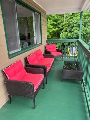 Terrace/patio - Delightful 4-bedroom home with AC on Lake George in Diamond Point, NY (Diamond Point)