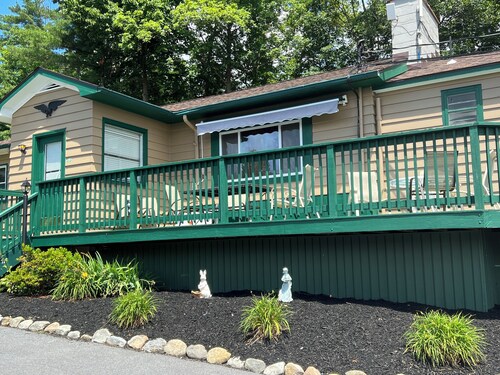 Delightful 4-bedroom home with AC on Lake George in Diamond Point, NY